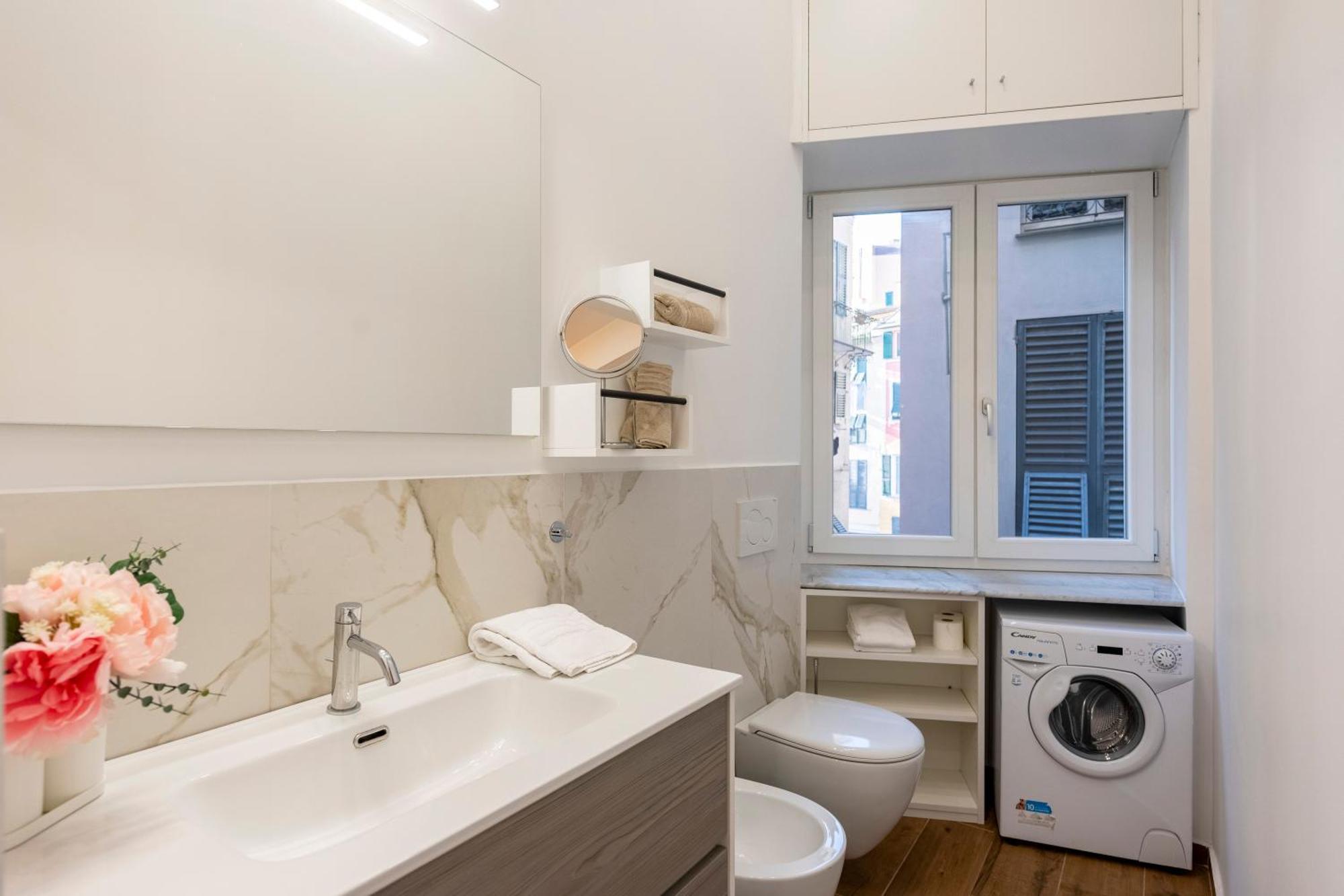 Lovely Flats In Historic Center Genua