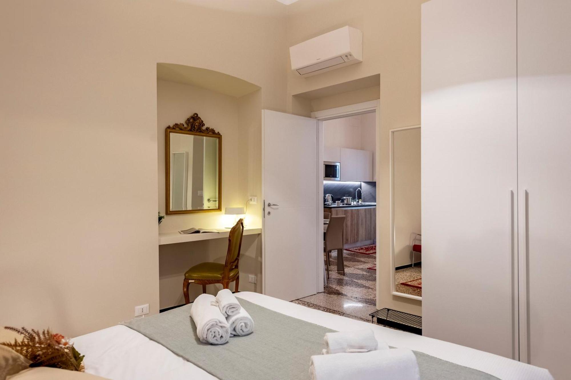 Lovely Flats In Historic Center Genua